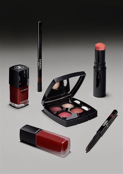 chanel maquillage automne 2020|Chanel Fall 2020 Beauty: Glowing Skin, Vinyl Lips, and Half.